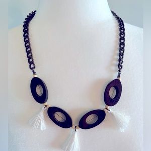 Plunder Saylor Neclace - Wooden with white tassels